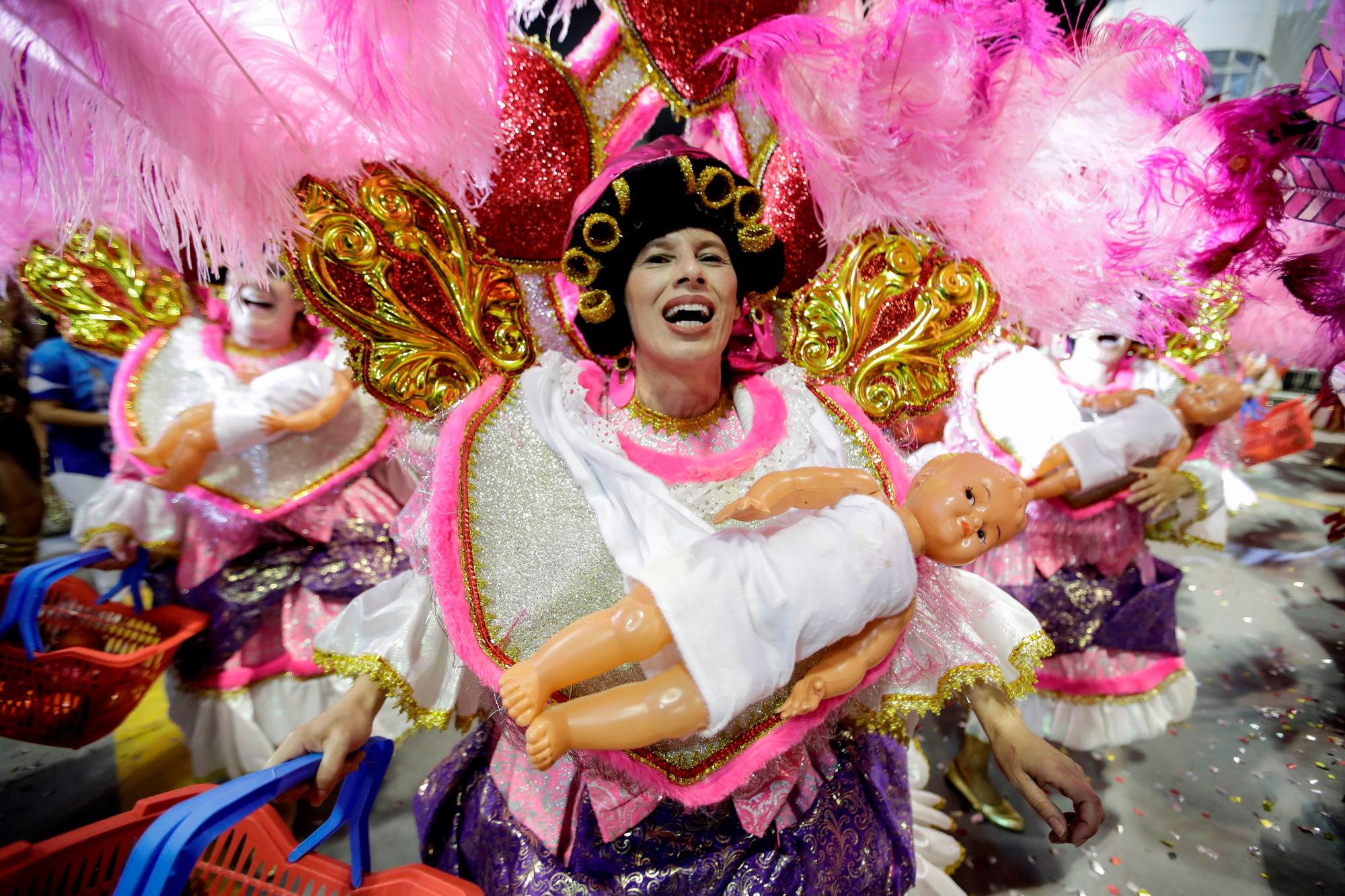 SAO PAULO, 02/03/2019.-Integrantes de la escuela de samba del Grupo Especial Acadêmicos do Tatuapé hoy, sábado 2 de marzo de 2019, en la celebración del carnaval en el sambódromo de Anhembí en Sao Paulo (Brasil).