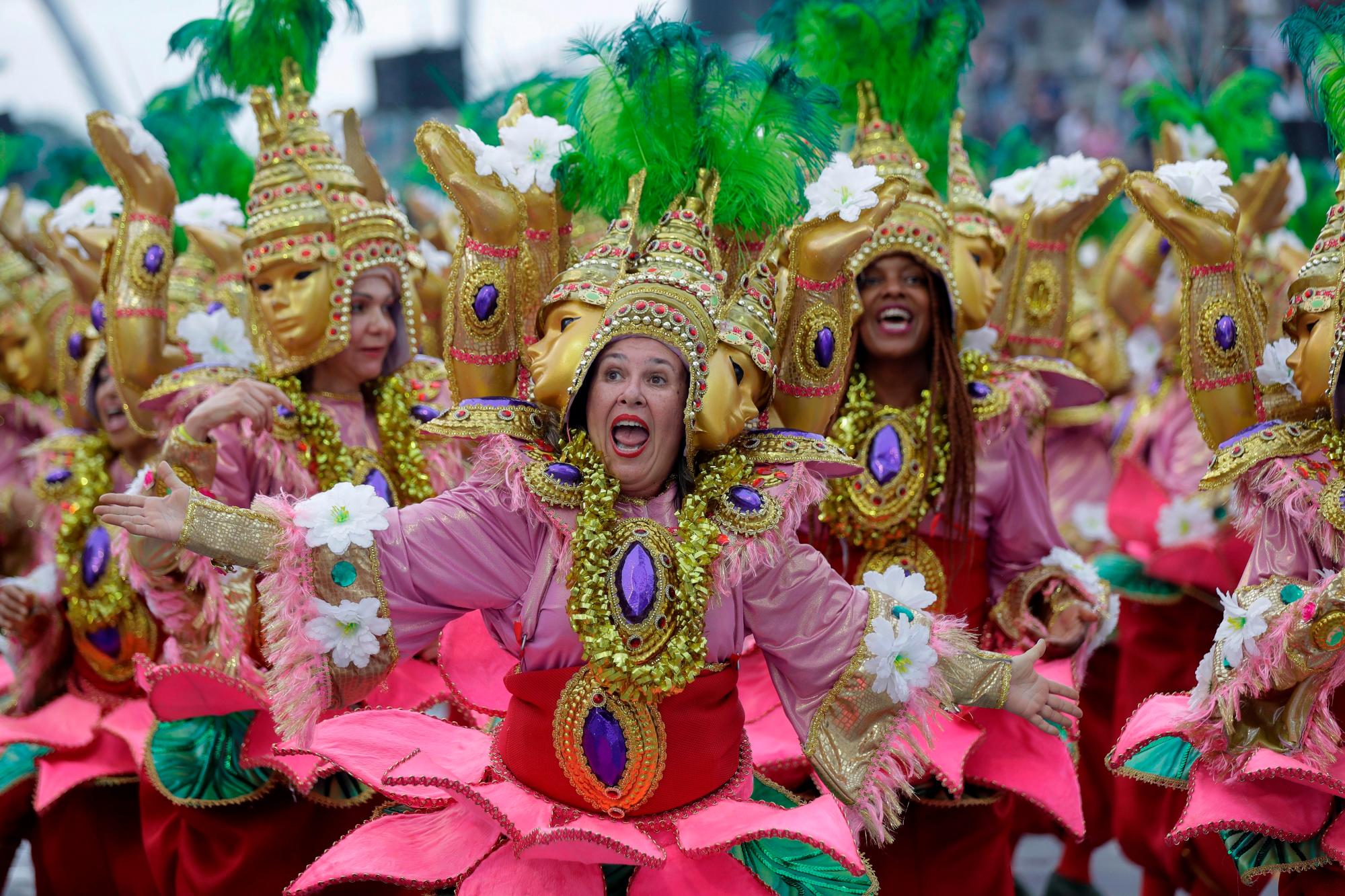 SAO PAULO, 02/03/2019.- Integrantes de la escuela de samba del Grupo Especial Tom Maior hoy, sábado 2 de marzo de 2019, en la celebración del carnaval en el sambódromo de Anhembí en Sao Paulo (Brasil).
