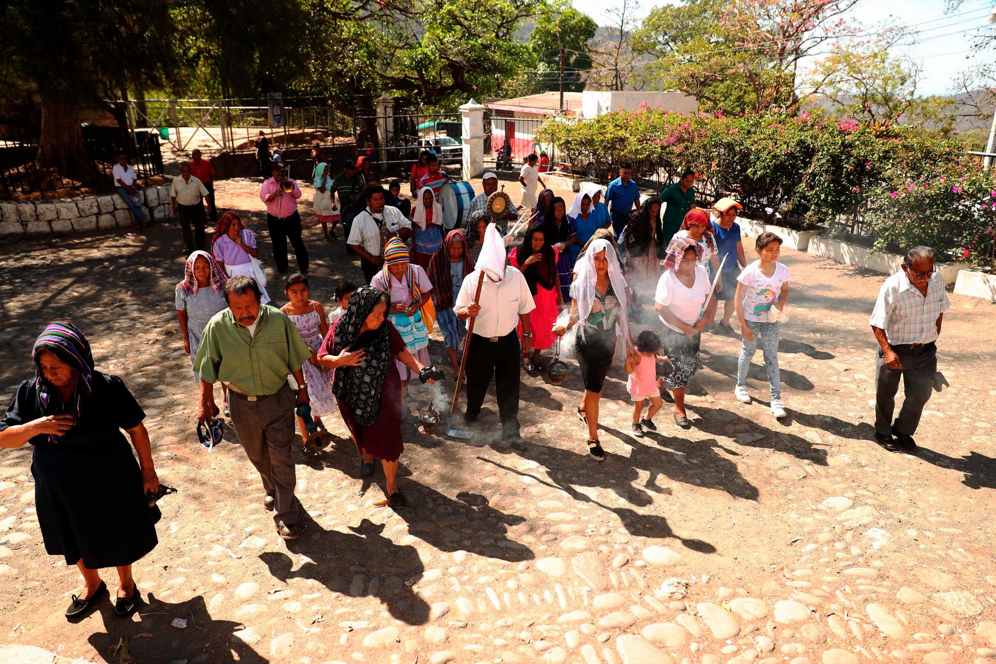 PANCHIMALCO (EL SALVADOR), 06/03/2019- Cientos de feligreses católicos conmemoran el inicio de la Cuaresma este miércoles con una procesión en la localidad de Panchimalco (sur), de raíces indígenas, y el rito de la imposición de ceniza en sus frentes.
