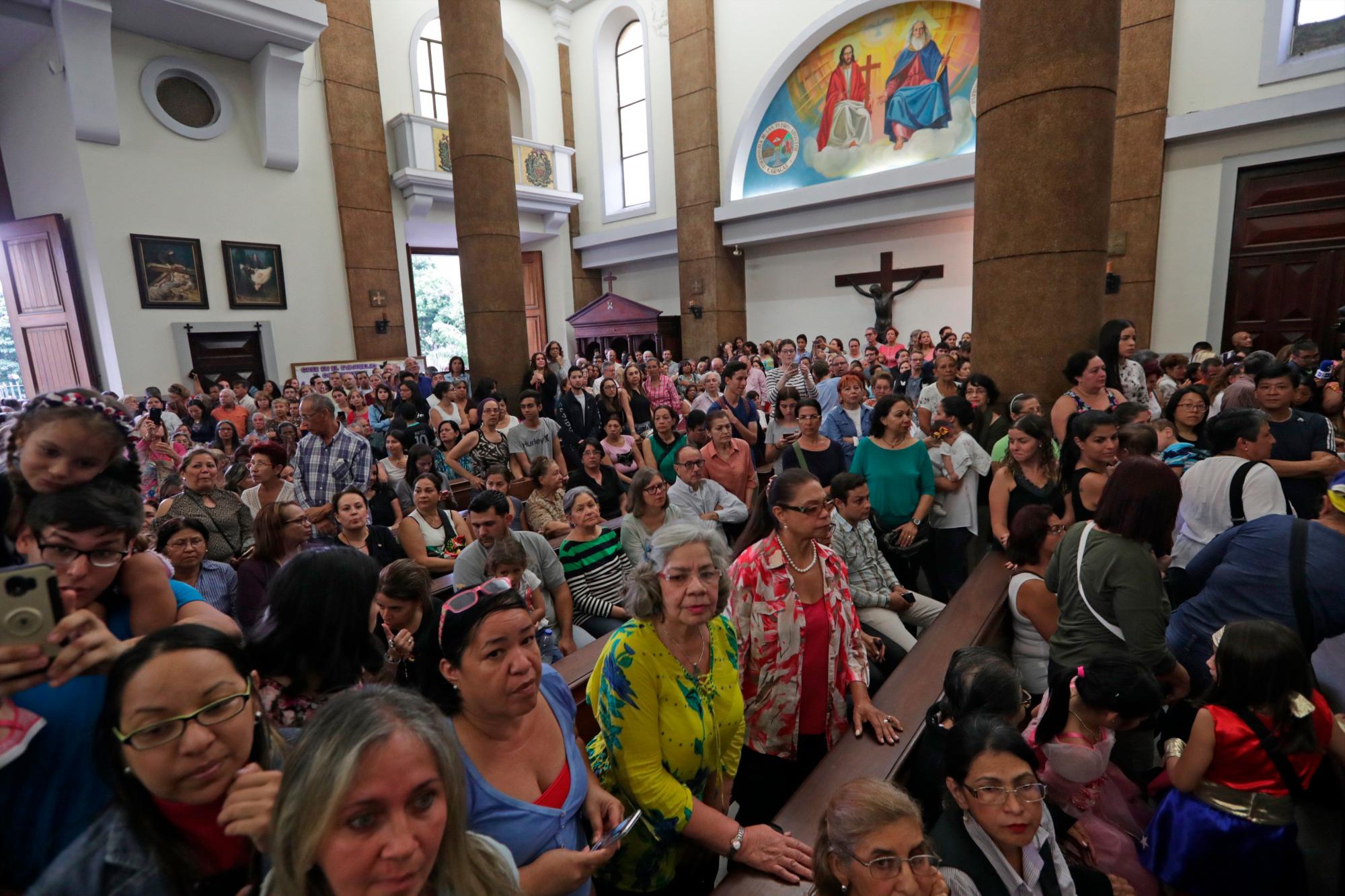 CARACAS (VENEZUELA), 06/03/2019.- Cientos de personas participan de la tradicional misa del Miércoles de Ceniza, que marca el inicio de la Cuaresma, en Caracas (Venezuela).