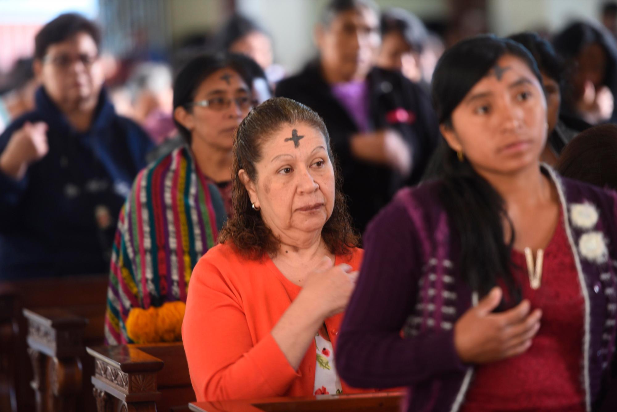 CIUDAD DE GUATEMALA (GUATEMALA), 06/03/2019.- Mujeres oran en una parroquia durante la tradicional misa del Miércoles de Ceniza, que da inicio a la Cuaresma, en la ciudad de Guatemala (Guatemala).