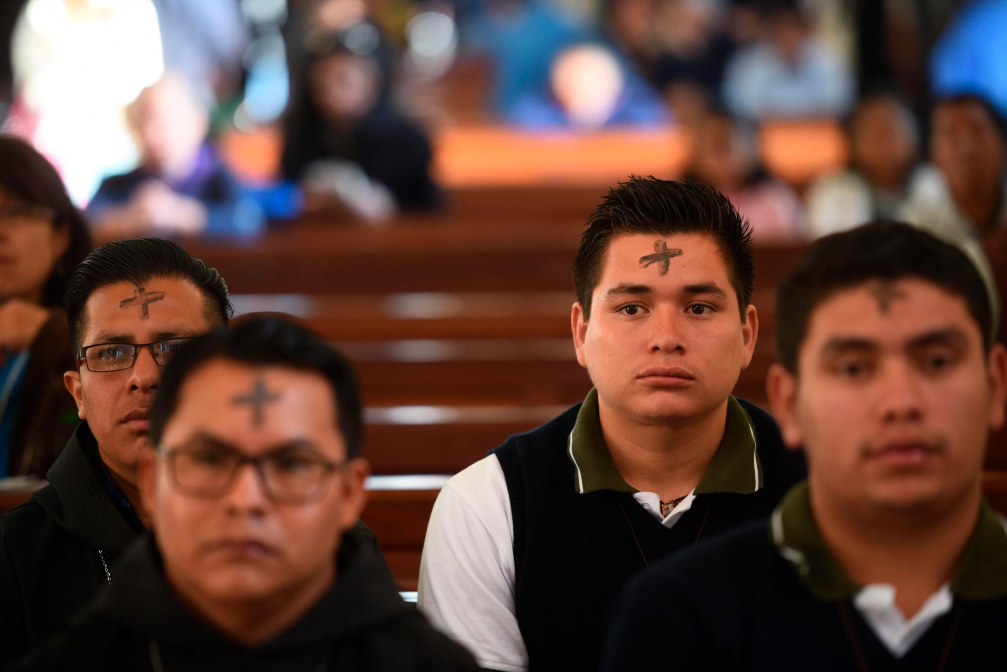 CIUDAD DE GUATEMALA (GUATEMALA), 06/03/2019.- Varios hombres oran en una parroquia durante la tradicional misa del Miércoles de Ceniza, que da inicio a la Cuaresma, en la ciudad de Guatemala (Guatemala).
