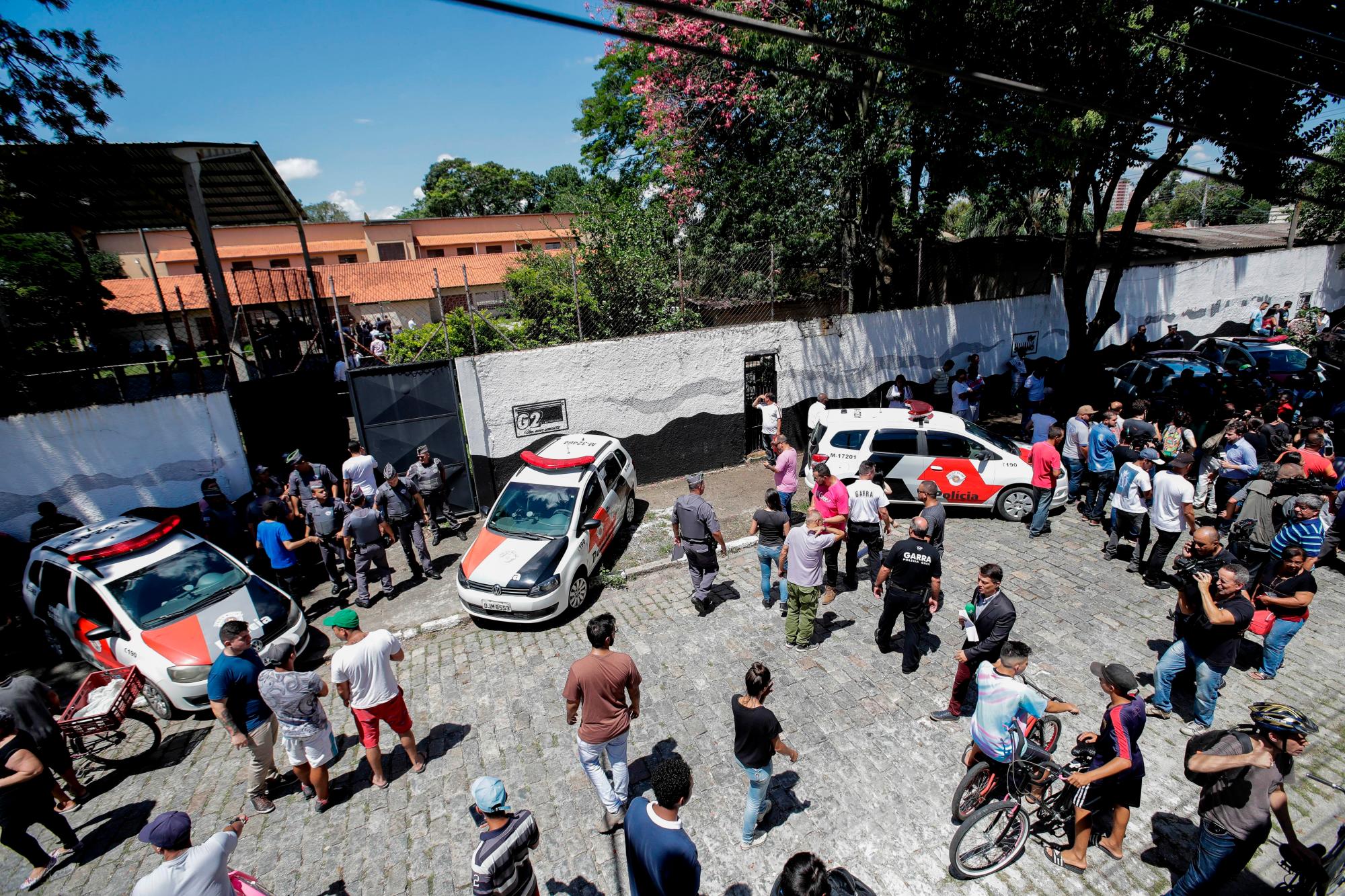 La Policía monta guardia en una escuela tras un tiroteo, este miércoles, en la región metropolitana de Sao Paulo (Brasil). El número de muertos en el tiroteo subió a diez y el de heridos se situó también en diez, informaron este miércoles las autoridades brasileñas en un balance provisional. Según la Policía Militar de Sao Paulo, al menos cinco adolescentes murieron dentro de la escuela secundaria, un empleado de la institución y los dos autores de los disparos, que se suicidaron en los pasillos del local. 