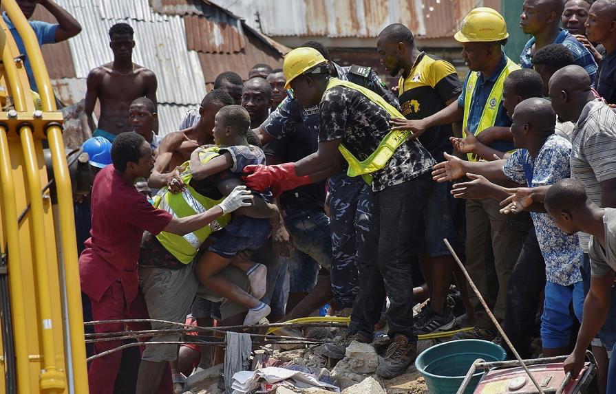Al menos 12 muertos, la mayoría niños, al derrumbarse un edificio en Nigeria