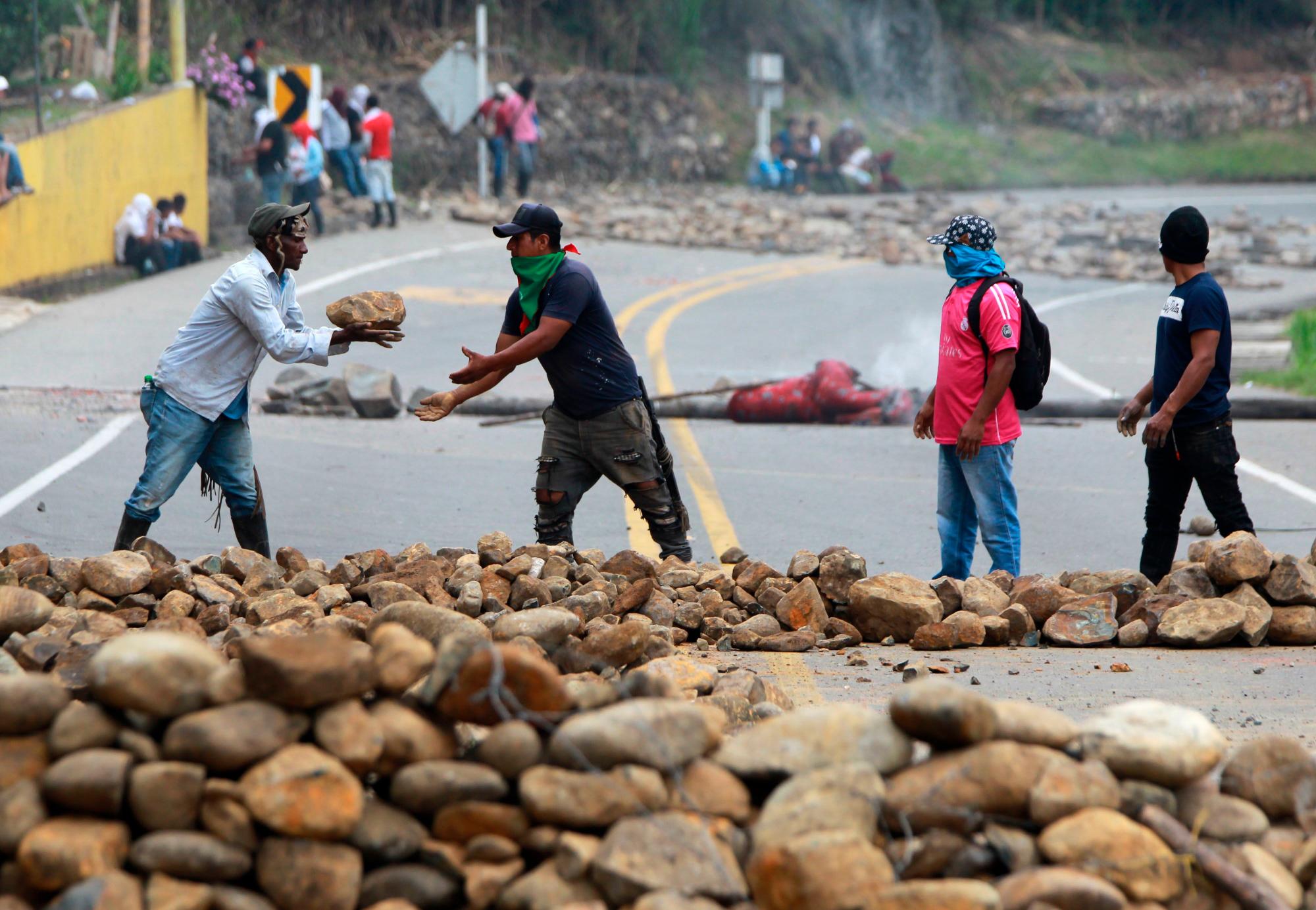 Indígenas colombianos bloquean tramo vía panamericana