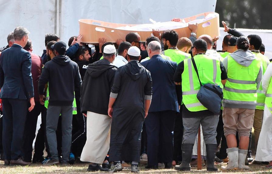 Nueva Zelanda comienza a enterrar a las víctimas del atentado
