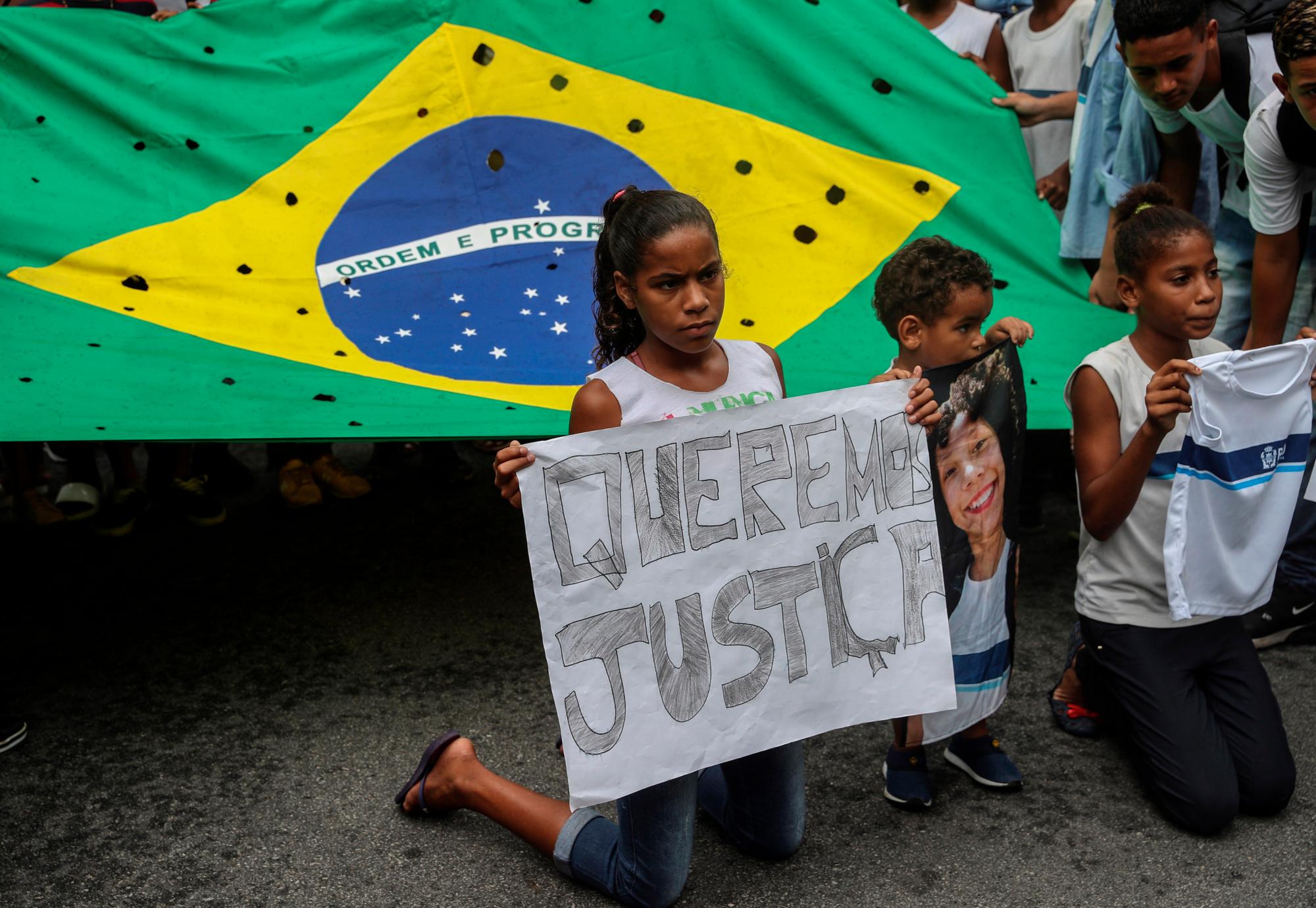 Manifestación pública para exigir al gobierno del estado de Río de Janeiro el pago de una indemnización a favor de la familia de la niña María Eduarda, de apenas 13 años, que murió por una bala perdida el 30 de marzo de 2017, en una escuela pública durante una acción de la Policía Militar.