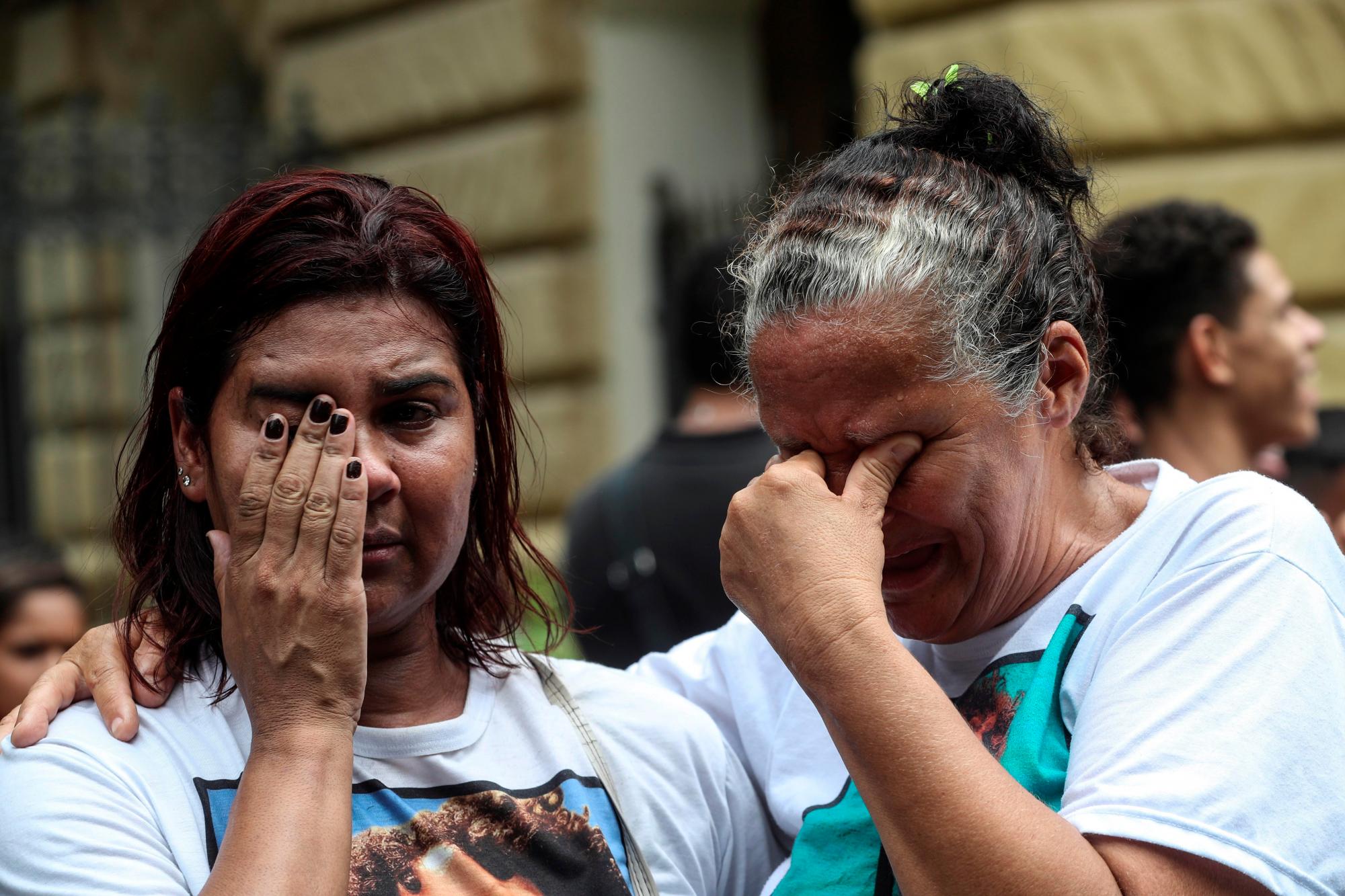 Miembros de la ONG Río de Paz realizan una manifestación para exigir al gobierno del estado de Río de Janeiro el pago de una indemnización a favor de la familia de la niña María Eduarda, de apenas 13 años, que murió por una bala perdida el 30 de marzo de 2017, en una escuela pública durante una acción de la Policía Militar