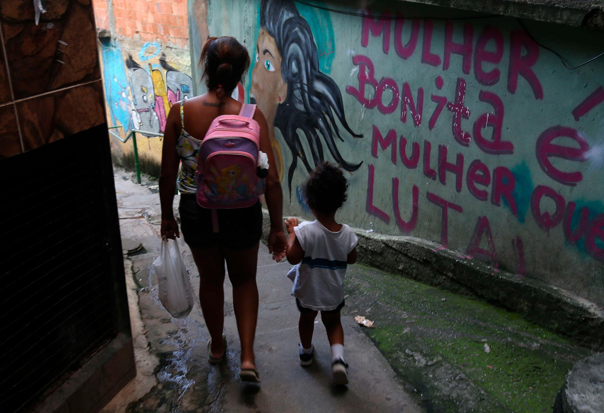 RÍO DE JANEIRO (BRASIL), 21/03/2019.- Vista de un grafiti que dice Mujer bonita es mujer que lucha en la comunidad Tavares Bastos, este jueves en Río de Janeiro (Brasil). Lejos de la imagen de violencia e inseguridad de las favelas, en la zona sur de Río de Janeiro se encuentra la favela Tavares Bastos, una comunidad pacífica, sin tráfico ni milicias, reflejo de los grandes contrastes de Brasil, con olor a jazz, a arte urbano, a feminismo y a vecindad. EFE / Marcelo Sayão