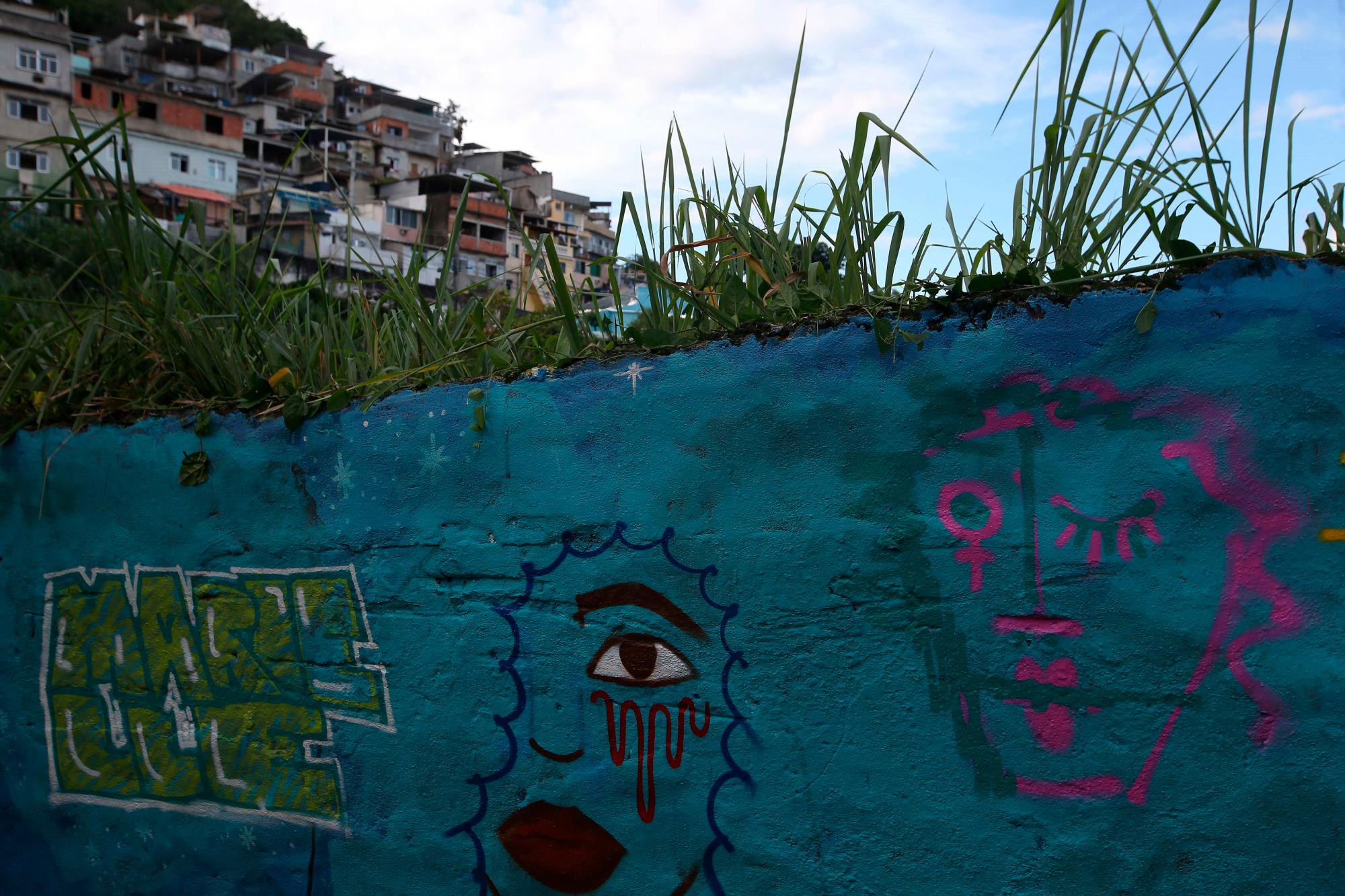 RÍO DE JANEIRO (BRASIL), 21/03/2019.- Vista de un grafiti en honor a la concejala asesinada hace un año, Marielle Franco, en la comunidad Tavares Bastos, este jueves en Río de Janeiro (Brasil). Lejos de la imagen de violencia e inseguridad de las favelas, en la zona sur de Río de Janeiro se encuentra la favela Tavares Bastos, una comunidad pacífica, sin tráfico ni milicias, reflejo de los grandes contrastes de Brasil, con olor a jazz, a arte urbano, a feminismo y a vecindad. EFE / Marcelo Sayão