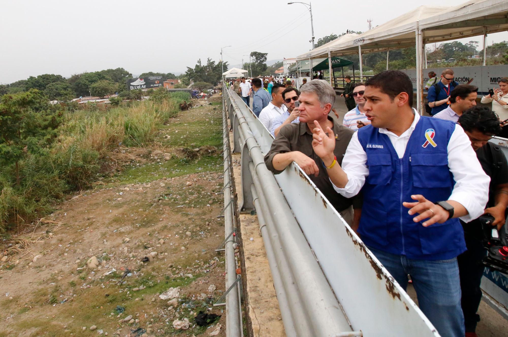 El diputado venezolano José Manuel Olivares (d) habla con el senador estadounidense Michael McCaul (c) este viernes, durante una vista que realizaron varios senadores norteamericanos al puente internacional Simón Bolívar, en la frontera entre Cúcuta (Colombia) y Venezuela.