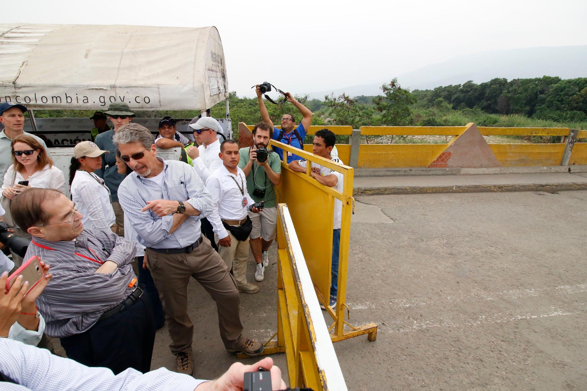 El embajador de Estados Unidos en Colombia Kevin Whitaker (c) conversa con el senador estadounidense Chairman Jerrold Nadler (i) este viernes, durante una vista que realizaron varios senadores norteamericanos al puente internacional Simón Bolívar, en la frontera entre Cúcuta (Colombia) y Venezuela. 