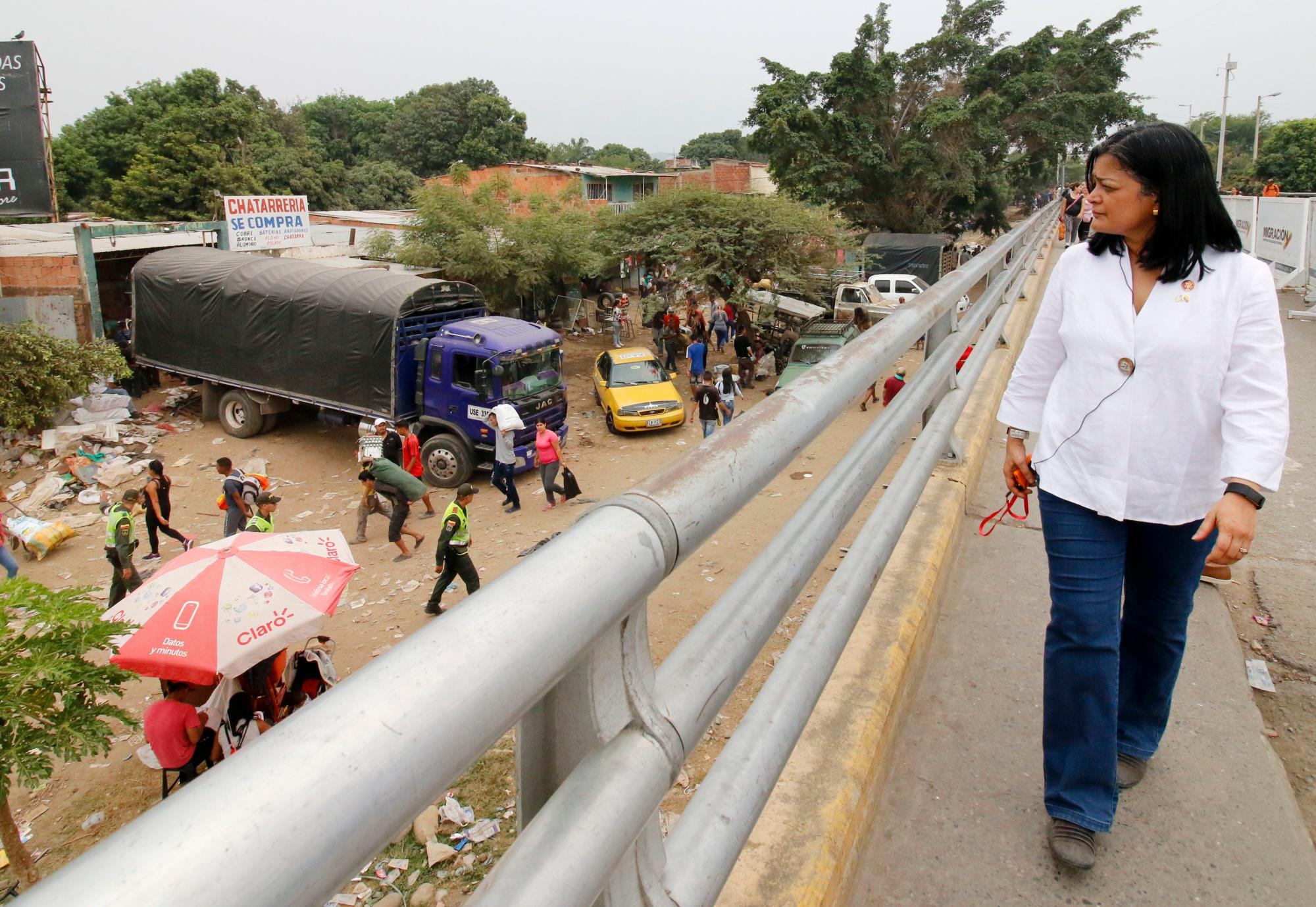 La senadora de Estados Unidos Pramila Jayapal camina, durante una visita que realizaron varios senadores norteamericanos al puente internacional Simón Bolívar, en la frontera entre Cúcuta (Colombia) y Venezuela. 