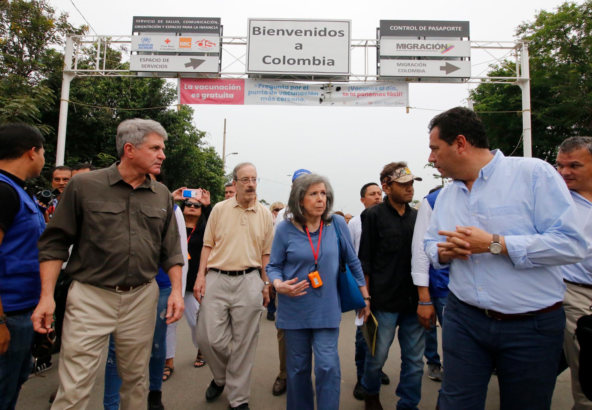  Los senadores estadounidenses Michael McCaul (i) y Chairman Eliot Engel (2i) caminan este viernes, durante una vista que realizaron varios senadores norteamericanos al puente internacional Simón Bolívar, en la frontera entre Cúcuta (Colombia) y Venezuela.