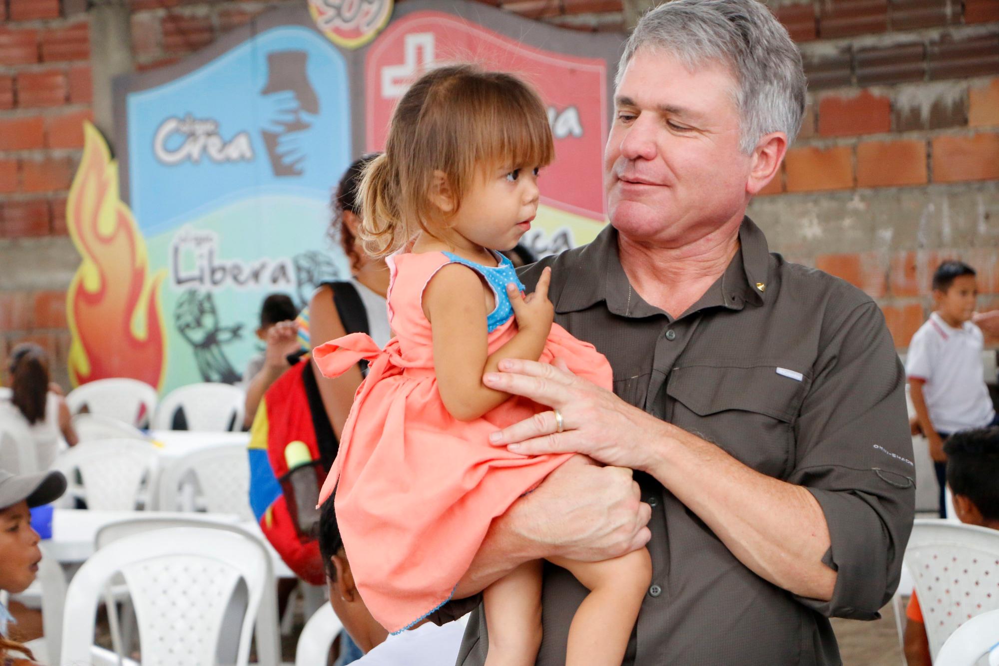 El senador estadounidense Michael McCaul sostiene a una niña venezolana este viernes, durante una vista que realizaron varios senadores norteamericanos al puente internacional Simón Bolívar, en la frontera entre Cúcuta (Colombia) y Venezuela. 