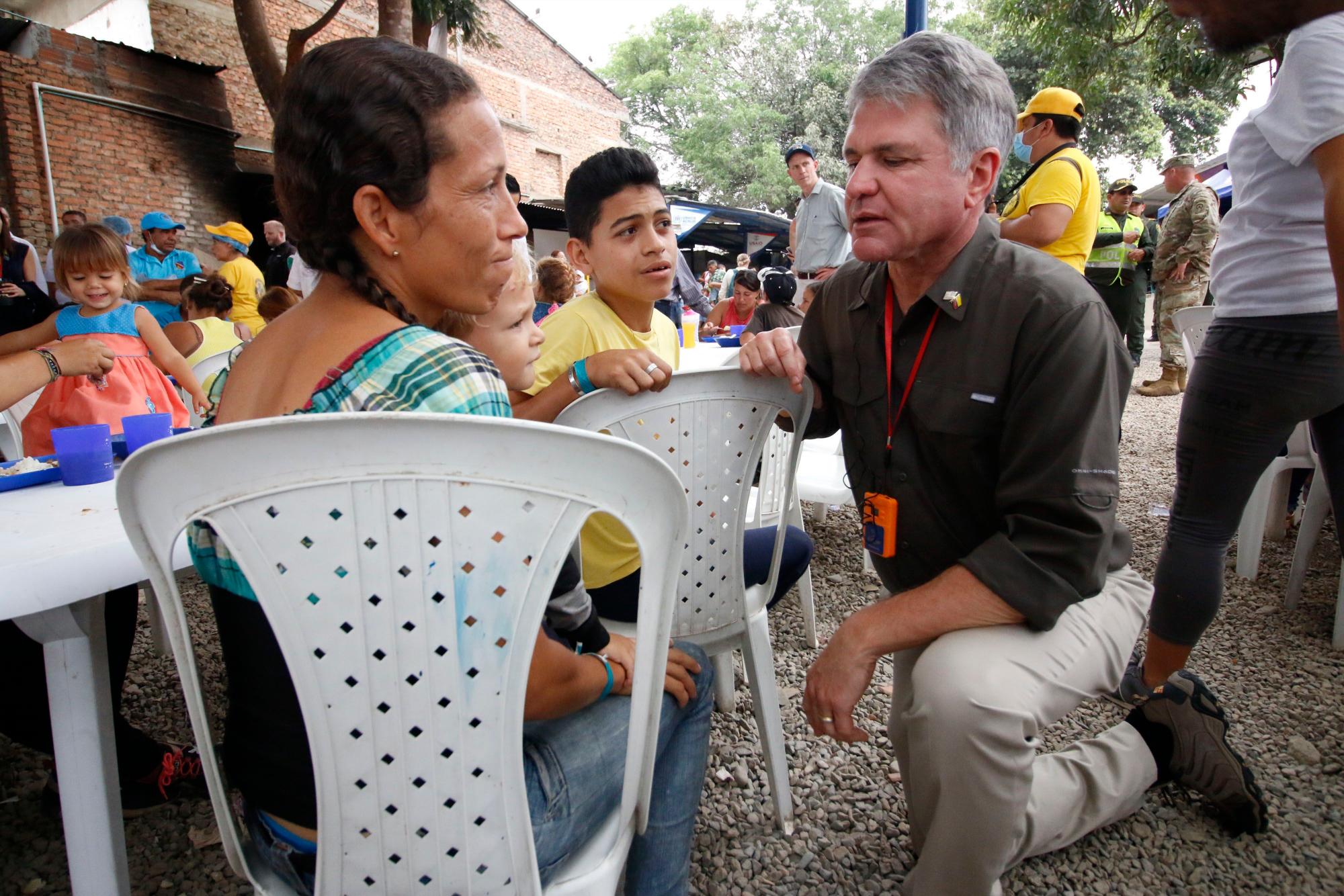 El senador estadounidense Michael McCaul conversa con una familia venezolana este viernes, durante una vista que realizaron varios senadores norteamericanos al puente internacional Simón Bolívar, en la frontera entre Cúcuta (Colombia) y Venezuela.