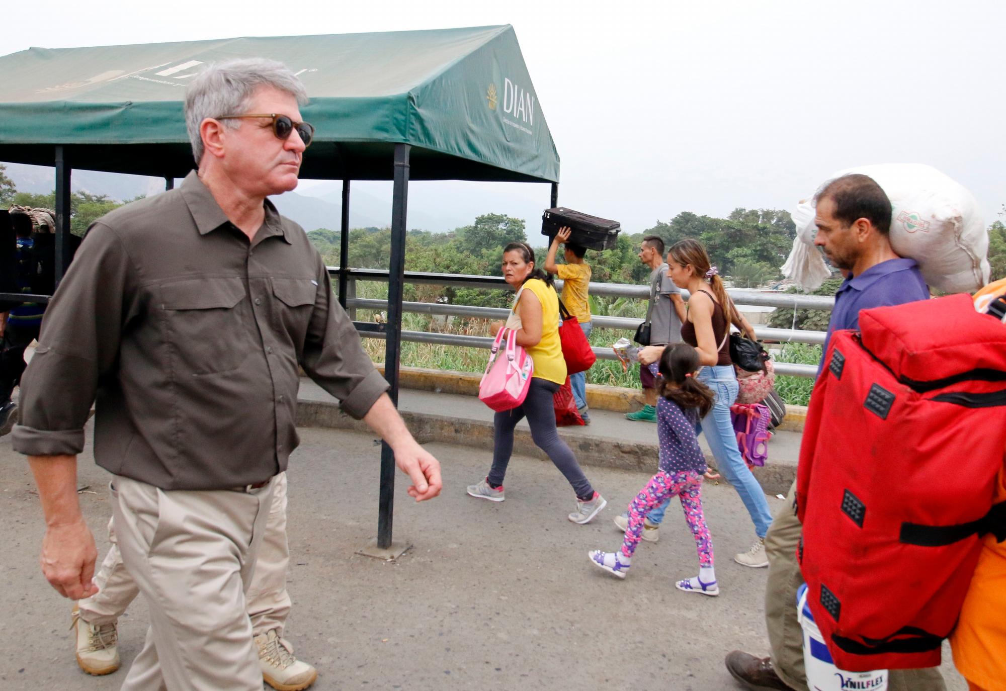 El senador estadounidense Michael McCaul camina este viernes, durante una vista que realizaron varios senadores norteamericanos al puente internacional Simón Bolívar, en la frontera entre Cúcuta (Colombia) y Venezuela. 