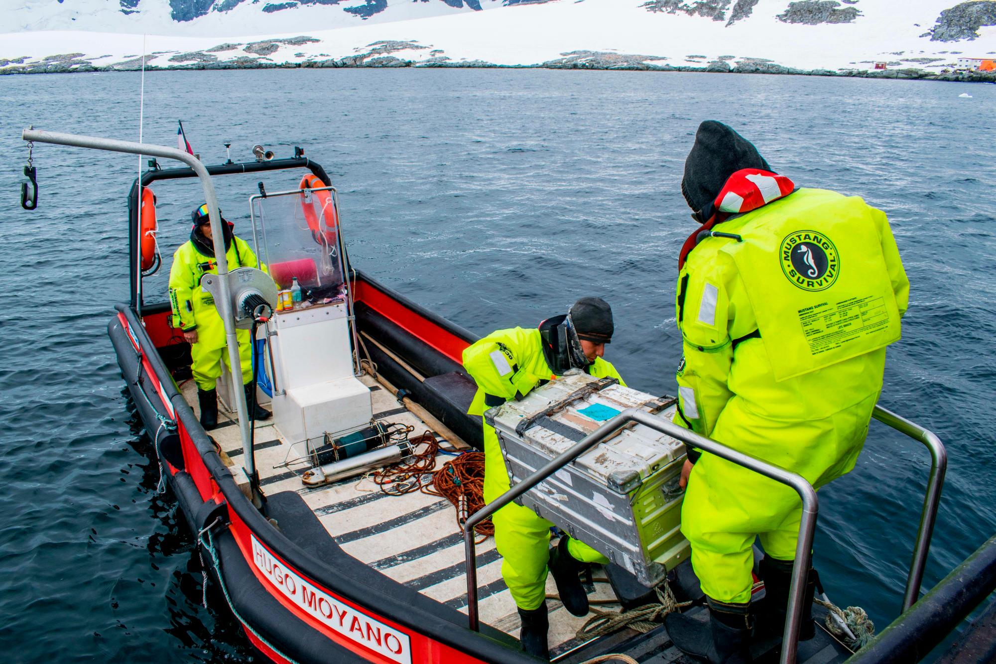 LA ANTÁRTIDA (CHILE), 04/04/2019.- Fotografía cedida de archivo particular, tomada a comienzos de 2019, que muestra a científicos chilenos mientras instalan un sensor para medir el ph del agua de los mares que rodean La Antártida con el fin de obtener datos de las consecuencias del cambio climático a través del monitoreo de los niveles de acidificación de sus aguas. En el marco de la Expedición Científica Antártica (ECA) 55, llevada a cabo entre enero y marzo de este año, los especialistas sumergieron un sensor a 30 metros de profundidad que, entre otras funciones, está destinado a medir el ph del agua. EFE/Paulina Möller