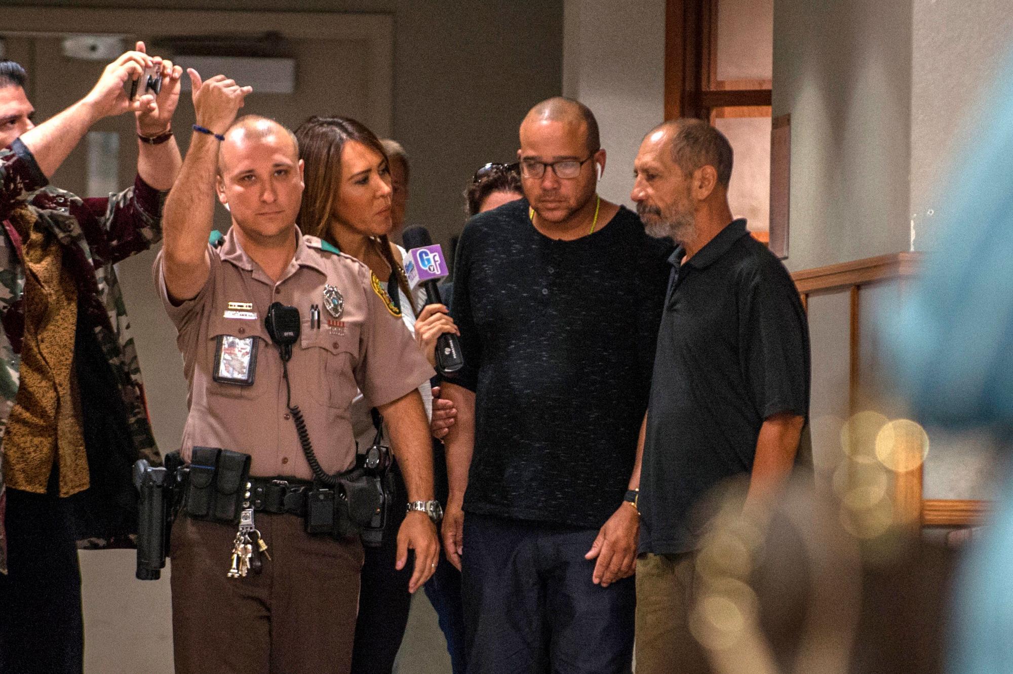 Juan Ricardo Hernández (2d), hijo del hombre que fue golpeado por el actor de telenovelas mexicano Pablo Lyle.