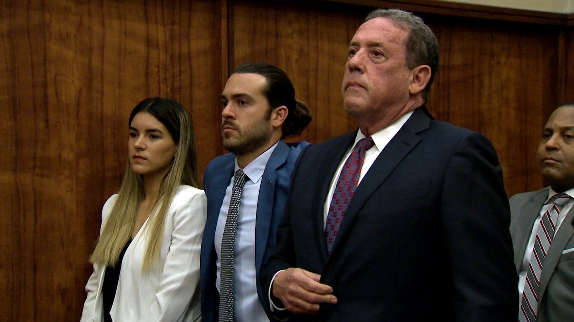 Captura de vídeo donde aparece el actor de telenovelas mexicano Pablo Lyle (c), junto a su pareja, la actriz Ana Araujo, y su abogado, Bruce Lehr (d), durante una audiencia este lunes, en un tribunal de Miami, Florida (EE.UU.). 