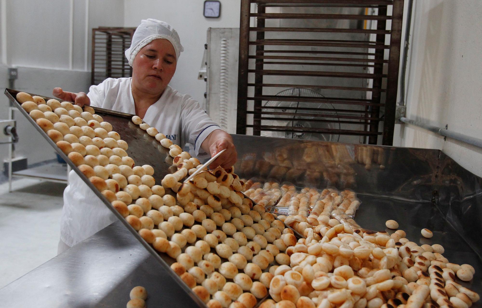 Una operaria maneja parte de un producto terminado en la planta de producción de la empresa “Productos Alimenticios JB”, en Medellín (Colombia).