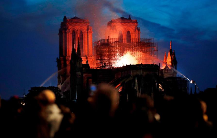 “No es seguro” que se pueda salvar la catedral de Notre-Dame