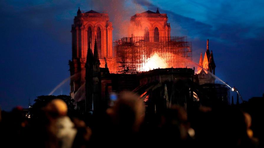 “No es seguro” que se pueda salvar la catedral de Notre-Dame