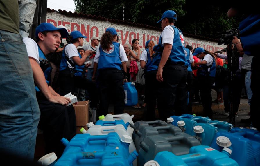 Todos cantan victoria por la ayuda humanitaria que se reparte en Venezuela