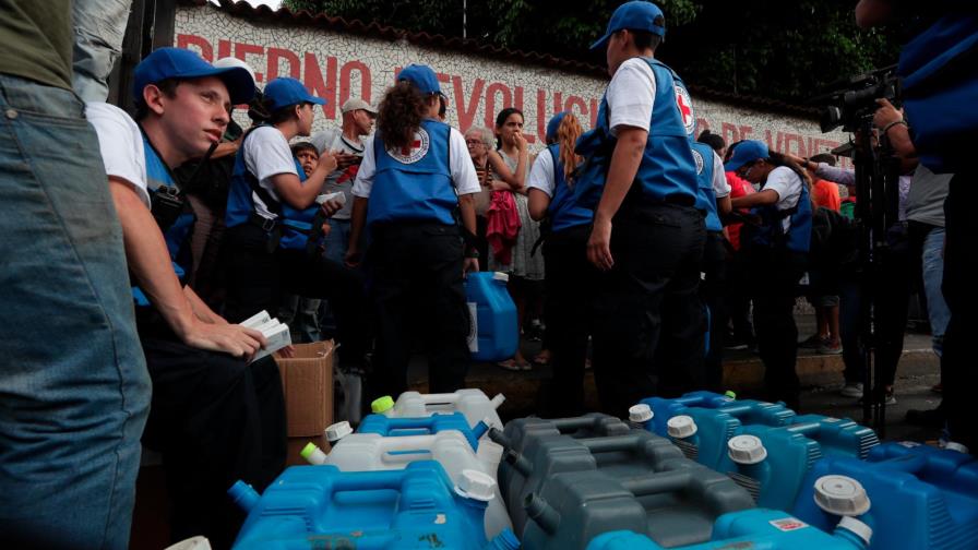Todos cantan victoria por la ayuda humanitaria que se reparte en Venezuela