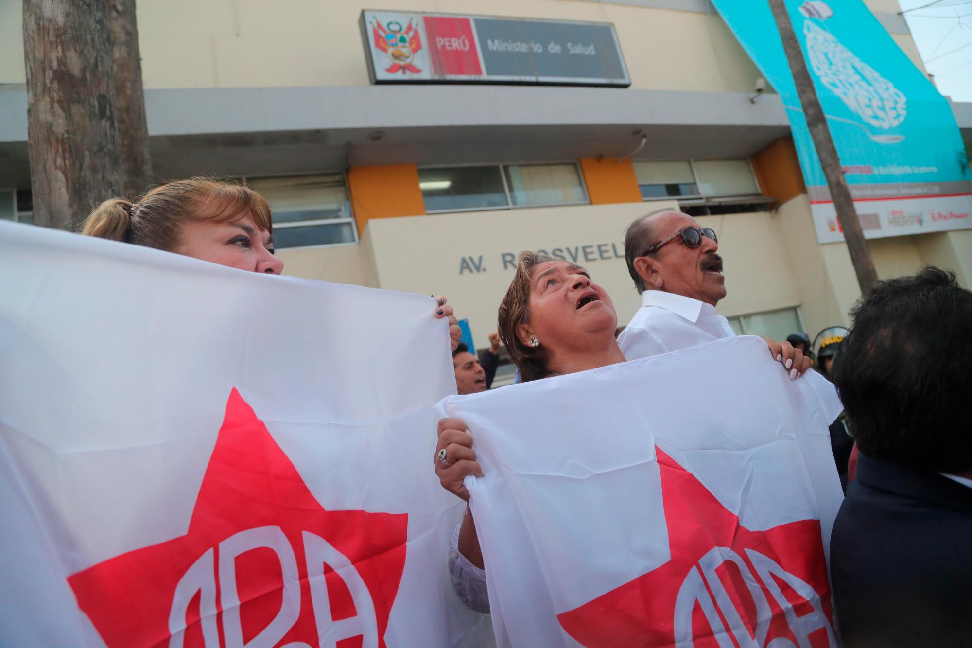 Simpatizantes apristas reaccionan afuera del hospital Casimiro Ulloa, donde fue trasladado el expresidente peruano Alan García, este miércoles en Lima (Perú).