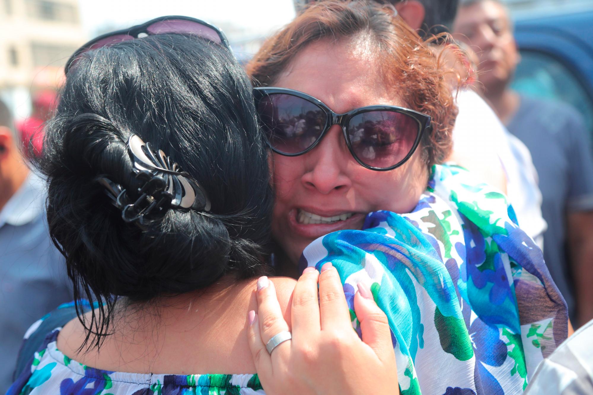 Simpatizantes apristas reaccionan afuera del hospital Casimiro Ulloa tras conocerse la muerte del expresidente peruano Alan García.