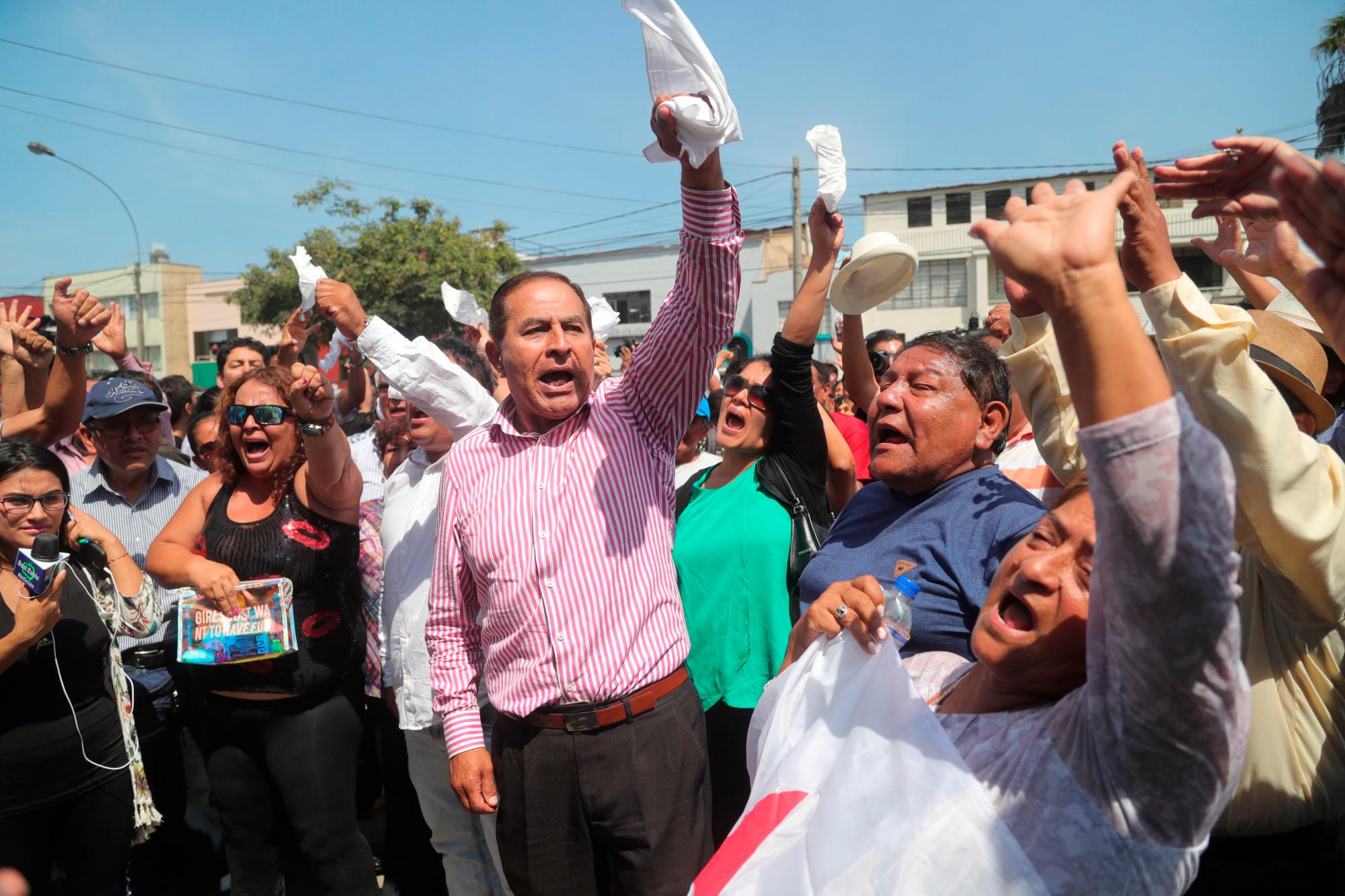 Simpatizantes de la Alianza Popular Revolucionaria Americana reaccionan afuera del hospital Casimiro Ulloa tras conocerse la muerte del expresidente peruano Alan García.