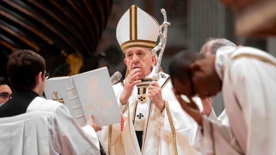 El papa lavó los pies a doce presos y les animó a “hermanarse” entre sí