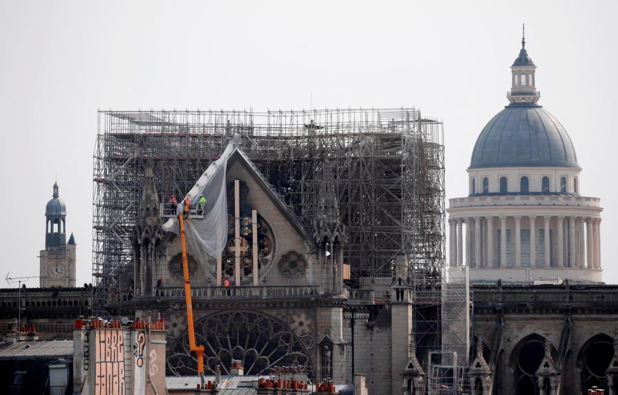 Piñera ofrece a Macron cobre y madera de Chile para reconstruir Notre Dame