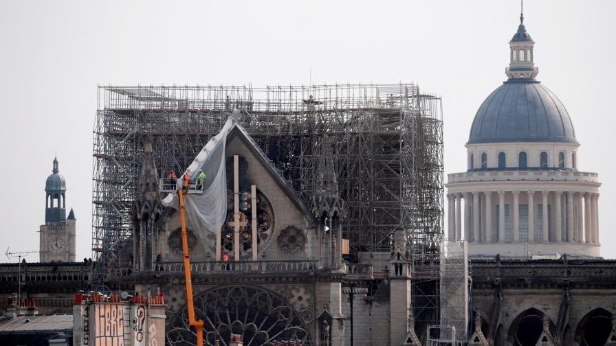 Piñera ofrece a Macron cobre y madera de Chile para reconstruir Notre Dame