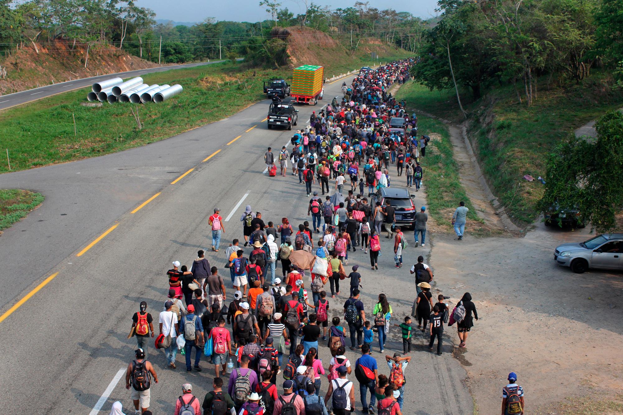 Un grupo de personas continúa su camino por territorio mexicano, en Huixtla (México). El Gobierno de México frustró el intento de tres centenares de cubanos de llegar a la capital mexicana mientras mantiene contenidos a miles de migrantes centroamericanos desde hace meses a escasos kilómetros de la frontera con Guatemala. 