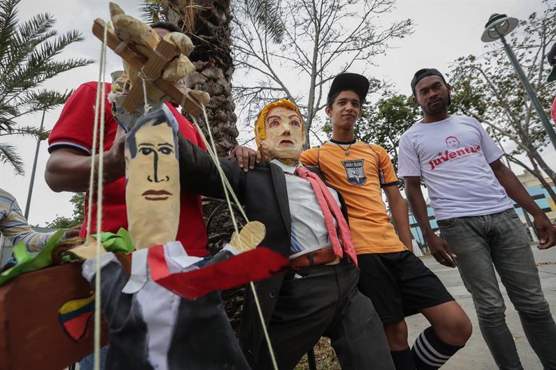 Muñecos del “apagón”, Trump, Guaidó y Maduro, quemados como Judas en Caracas