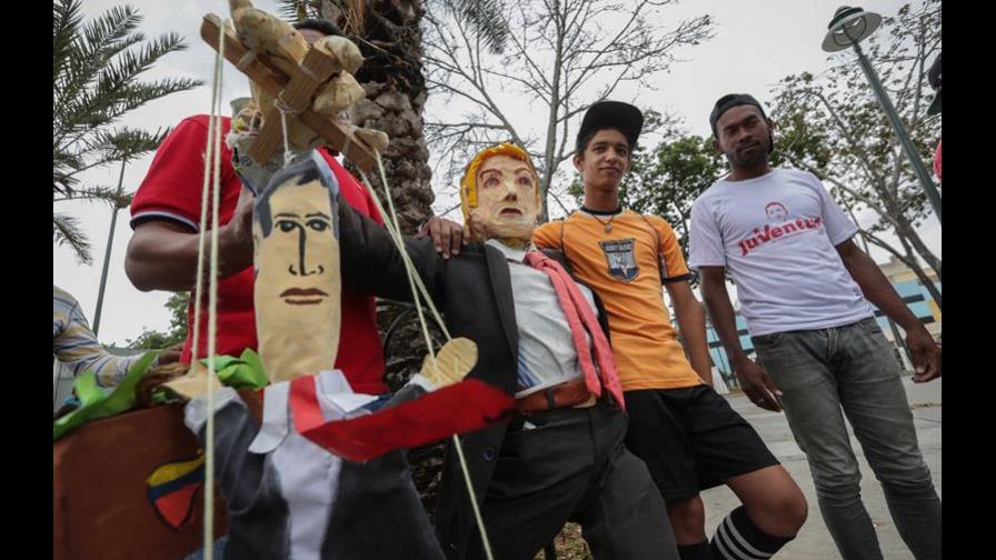 Muñecos del “apagón”, Trump, Guaidó y Maduro, quemados como Judas en Caracas