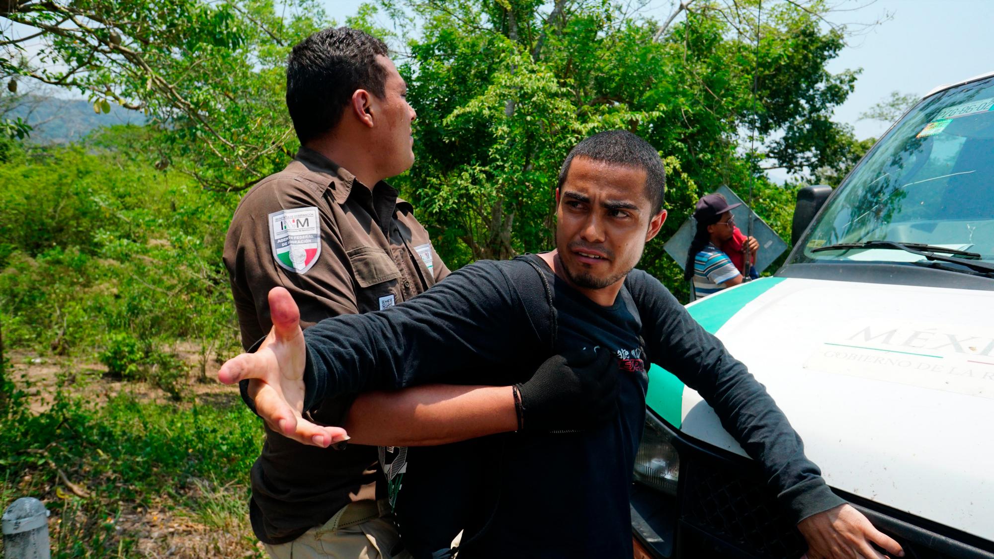 Miembros del Instituto Nacional de Migración de México (Inami) detienen a un hombre durante un operativo, en el municipio de Pijijiapan, en el estado de Chiapas (México). 