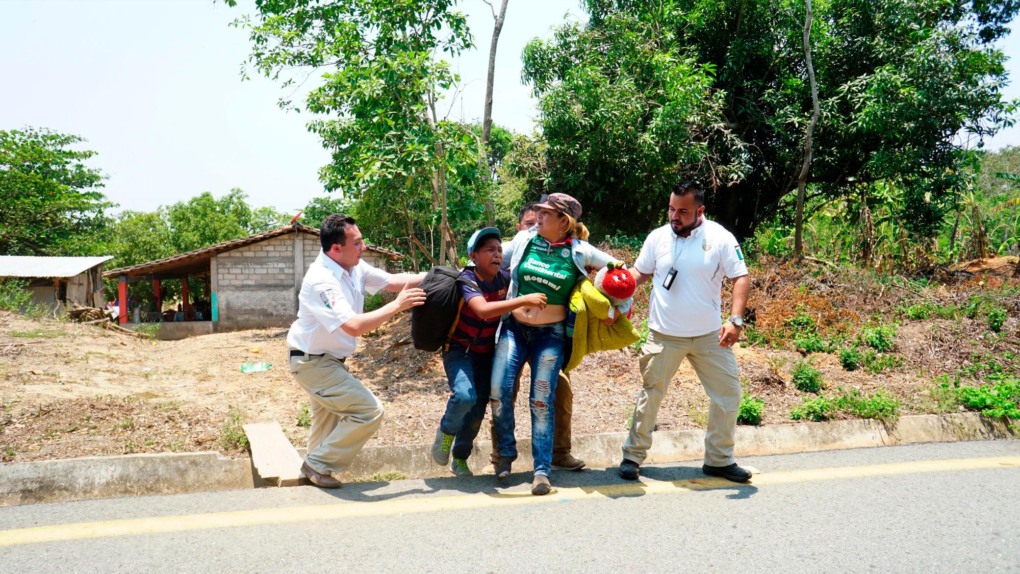 Miembros del Instituto Nacional de Migración de México (Inami) detienen a un grupo de personas durante un operativo, en el municipio de Pijijiapan, en el estado de Chiapas (México).