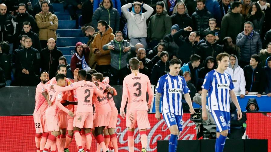 El Barcelona acaricia el título de Liga tras derrotar 2-0 al Alavés