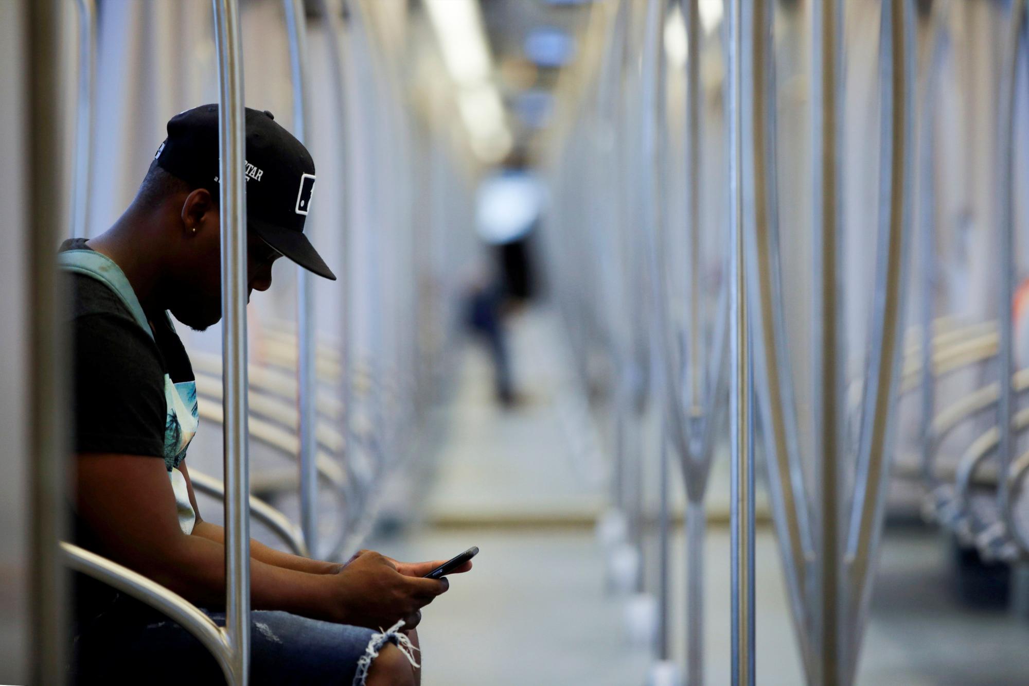 Un trabajador viaja dentro de un vagón en la nueva línea 2 de metro de Ciudad de Panamá (Panamá).