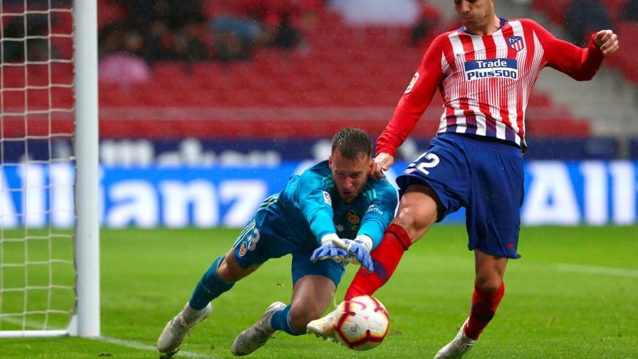 El Atlético de Madrid retrasa el título liguero del Barça