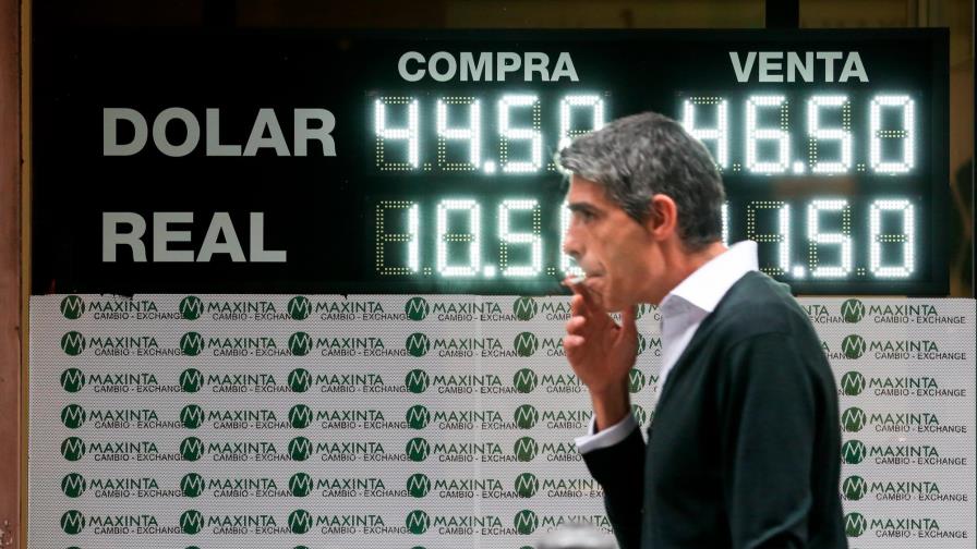 Otra jornada financiera de tensión en Argentina con la moneda en caída