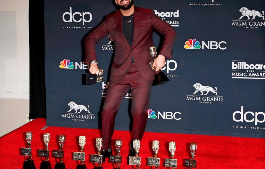Drake triunfa en los premios Billboard Music Awards con 12 galardones
