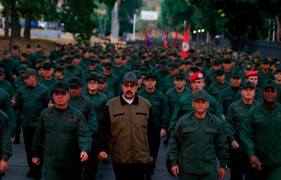 Maduro anuncia ofensiva y oposición dice que inició quiebre de la “dictadura”