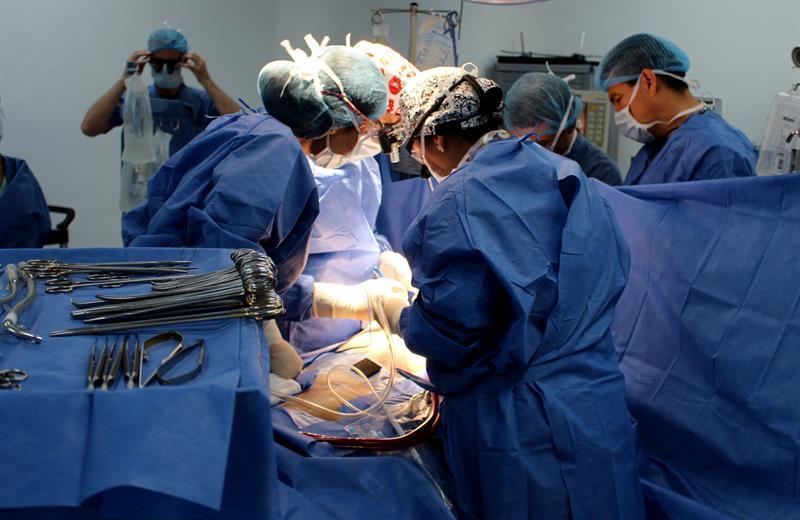 Cirujanos implantan en Colombia corazón artificial a una niña de diez años