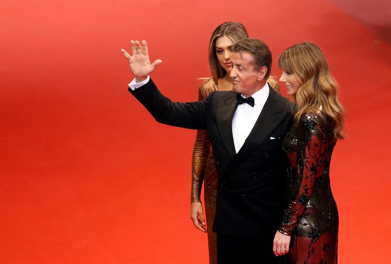  Sylvester Stallone, su esposa Jennifer Flavin y su hija la actriz Sistine Rose Stallone en la alfombra roja del Festival de Cannes