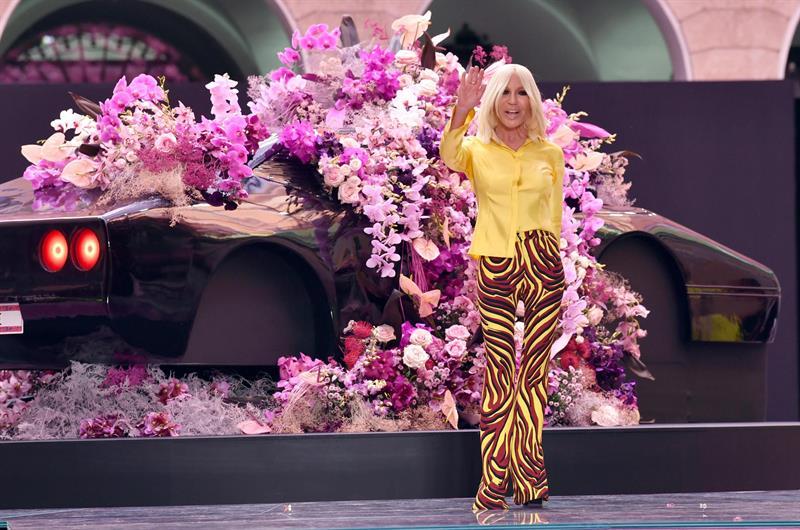 La firma italiana Versace presenta colección en la Semana de la Moda en Milán