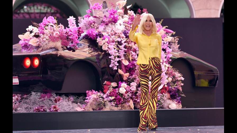 La firma italiana Versace presenta colección en la Semana de la Moda en Milán